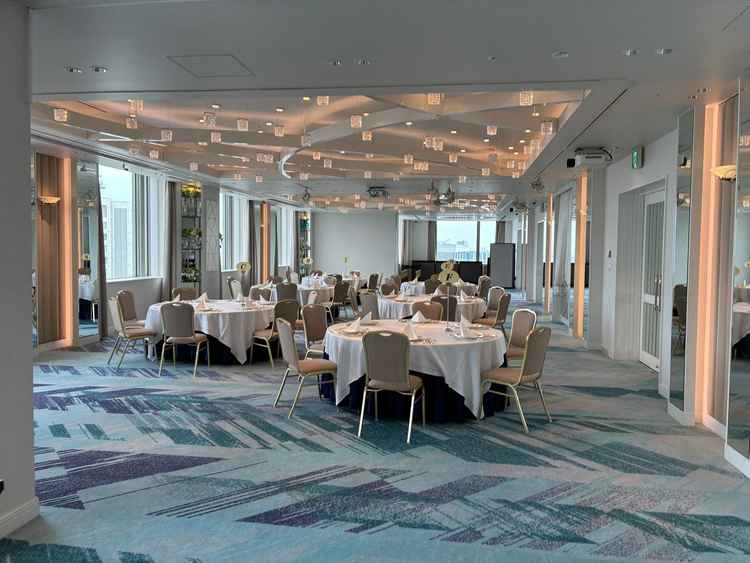 明るい雰囲気の披露宴会場。