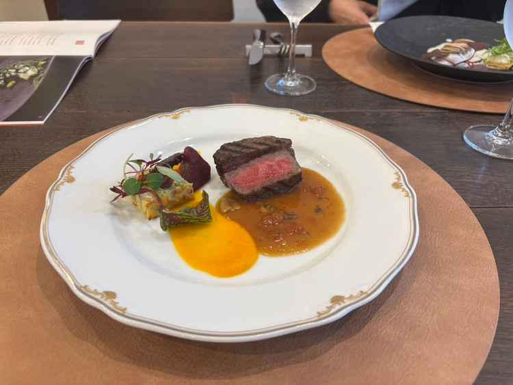 お肉はとても柔らかくて美味しかったです。ワインソースが好みでした。