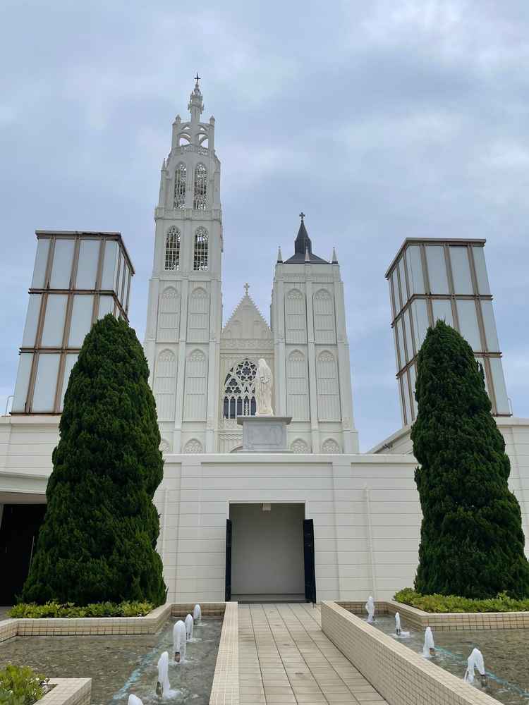披露宴会場へ行くまでの道にも、噴水があったり、大聖堂の外側が見えたりと、景色も楽しめました。