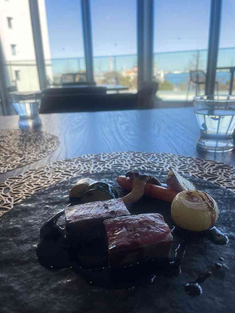 お肉料理。お肉やお野菜の焼き加減も抜群で想像以上に美味しかった。