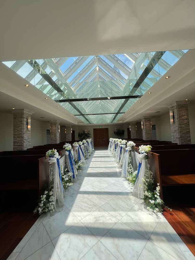 チャペルは空が見えて開放感があります。白を基調とした内装で、青空とかなりマッチします。