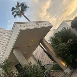 リゾート気分と貸切感が感じられるエントランス。