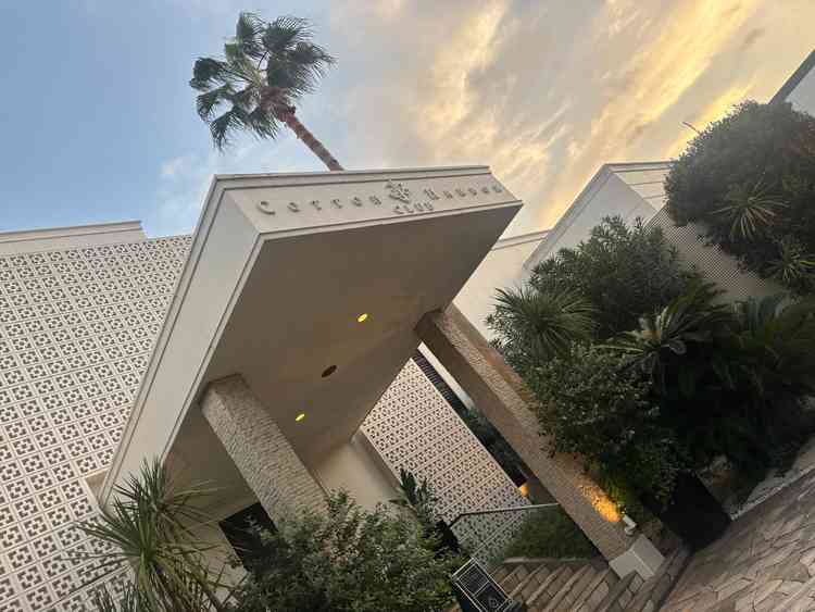 リゾート気分と貸切感が感じられるエントランス。