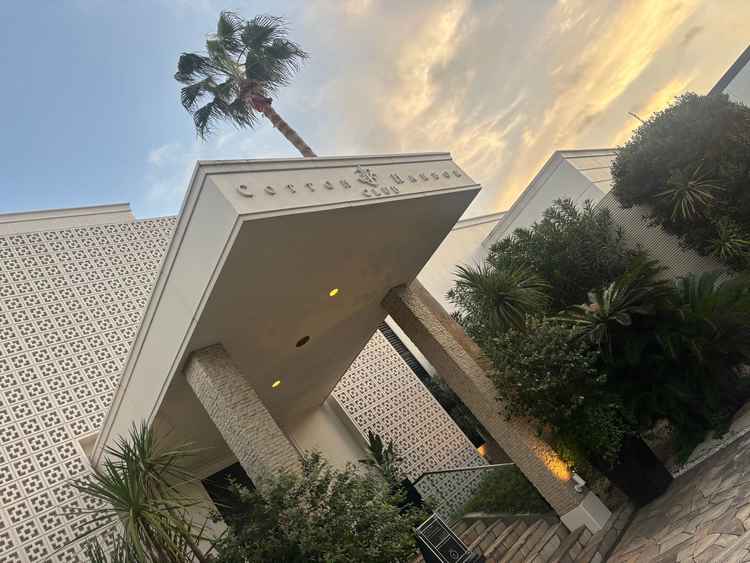 リゾート気分と貸切感が感じられるエントランス。