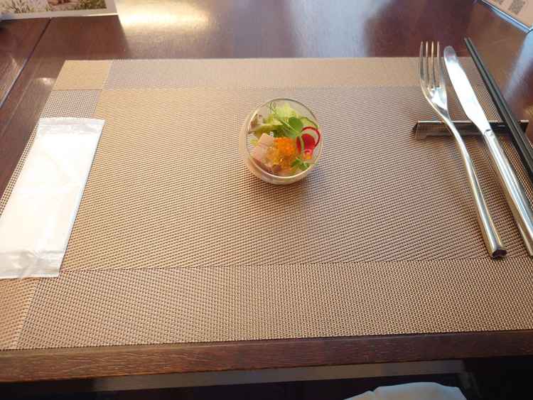 前菜の試食。和テイストの洋風で、日本人に好まれそうな味わいだった。