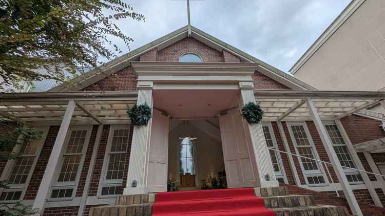 挙式会場の外観です。赤い絨毯がうつくしいです。雨の日は右側の屋根がある部分を通るようです。