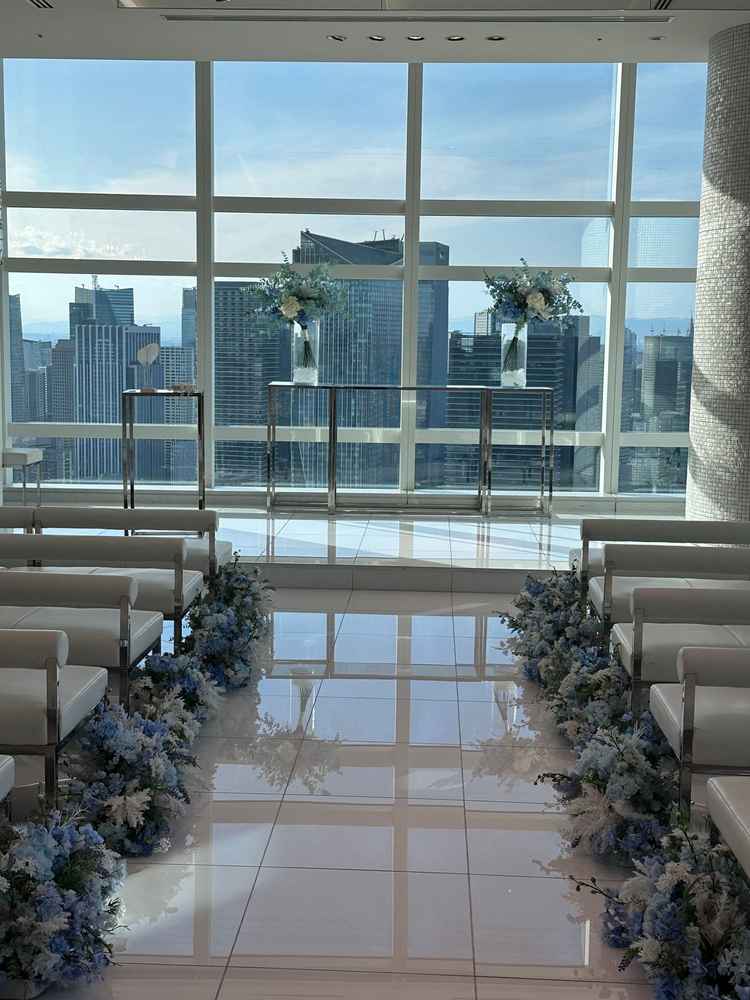 チャペル入口付近から撮影したチャペルの写真。窓が大きいため、開放感があり非常に明るい雰囲気だった。