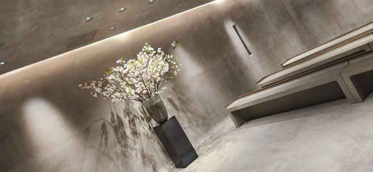 白を基調としたチャペルになります。コンクリート打ちっぱなしの空間で、洗練された空間でした。