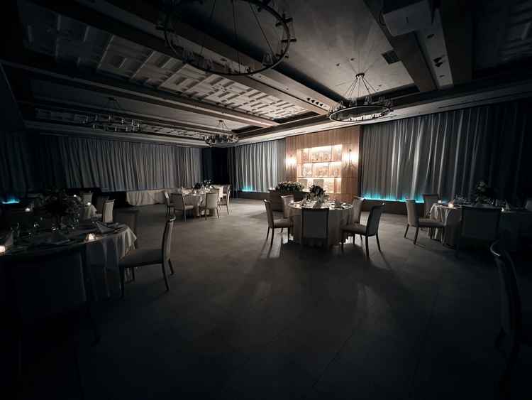 披露宴会場のカーテンを閉じて照明を落とした状態は、とてもドラマチックで感動的な雰囲気が作れそうでした