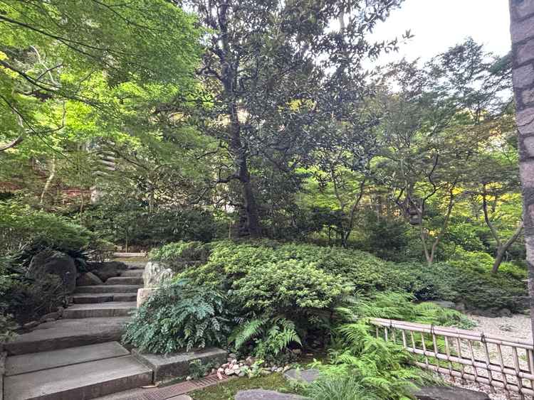 チャペルへの導線の庭園