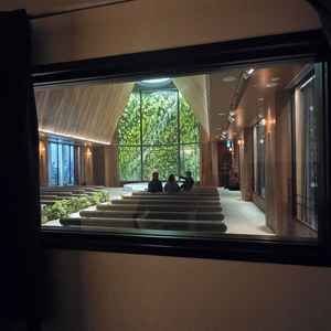 チャペル後方のマジックミラー室