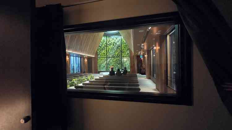 チャペル後方のマジックミラー室