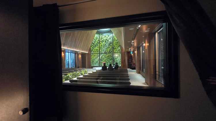 チャペル後方のマジックミラー室