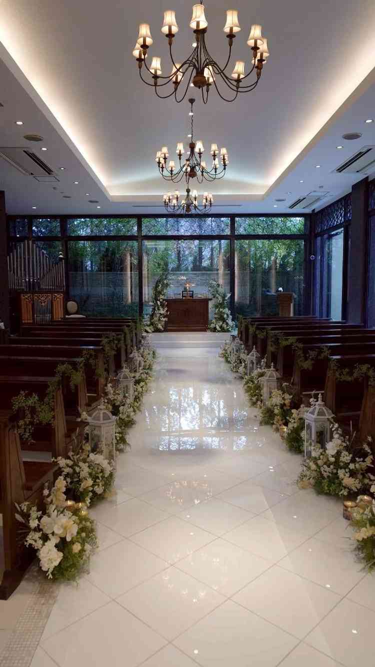 チャペルの写真。ガラス張りですが、逆光にならない設計が◎