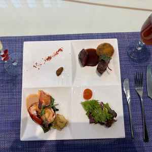 料理も肉と魚介がどちらも美味しいプレートでした。