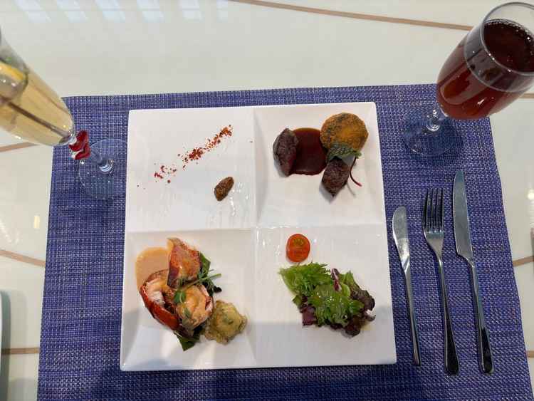 料理も肉と魚介がどちらも美味しいプレートでした。