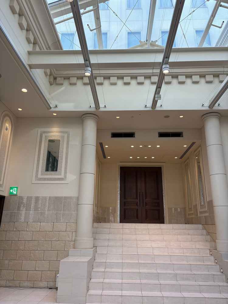 フラワーシャワーをする場所。天候に左右されない