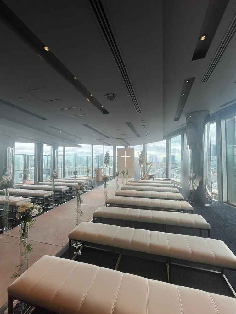 シンプルなチャペルです。窓が大きくて、すっきりとしています。