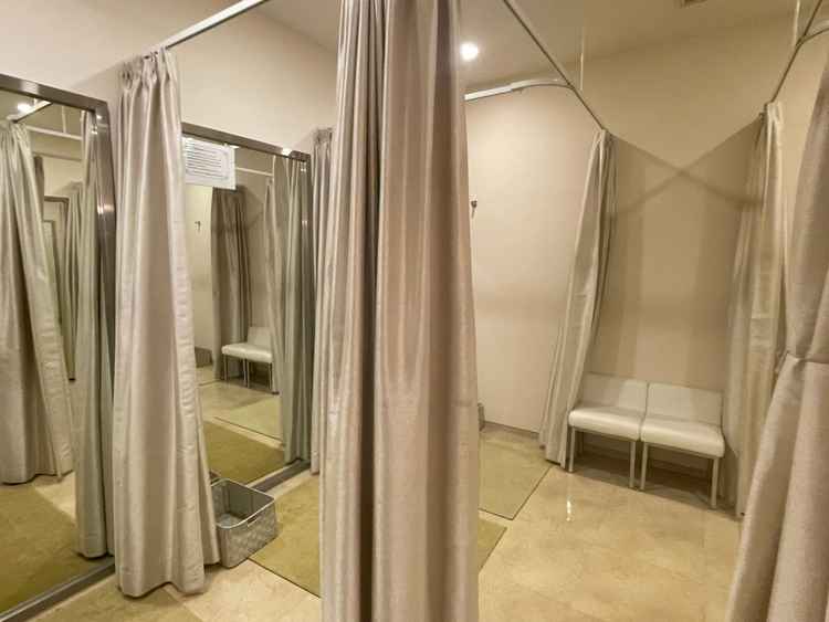 着替えのスペースは省スペースで「着替える！」をパッと済ませて出る作りでした。