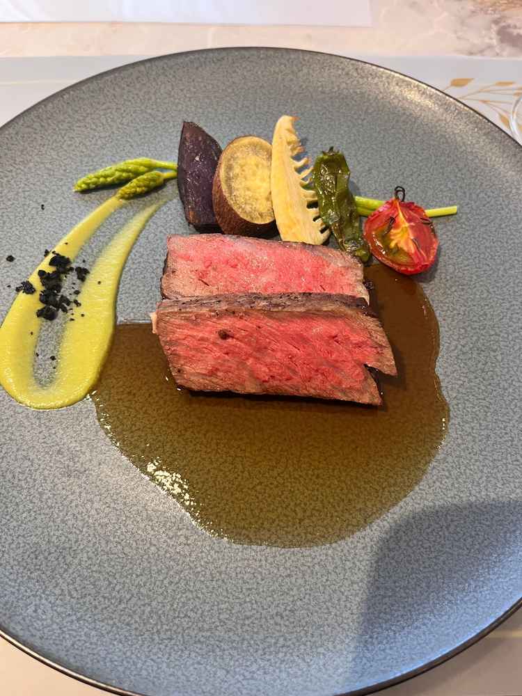 お肉は少し脂が多いと感じましたが味付け、野菜がとてもおいしいです。