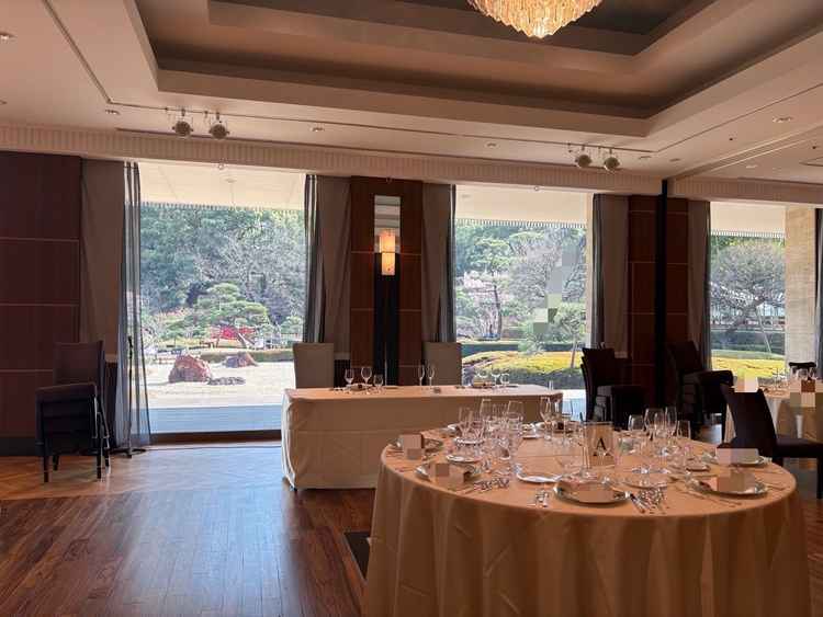 お庭の見える宴会場。太鼓橋の赤色が綺麗に映えていました。