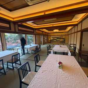 披露宴を行えるか茂免で一番大きな空間のすずかの間です。奥にはプロジェクターとスクリーンもありました。