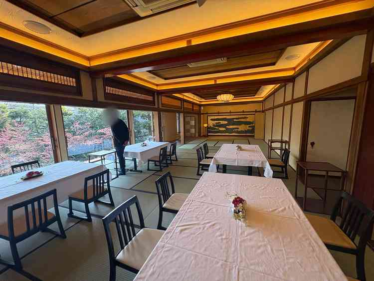 披露宴を行えるか茂免で一番大きな空間のすずかの間です。奥にはプロジェクターとスクリーンもありました。