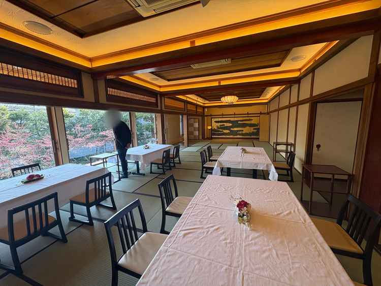 披露宴を行えるか茂免で一番大きな空間のすずかの間です。奥にはプロジェクターとスクリーンもありました。