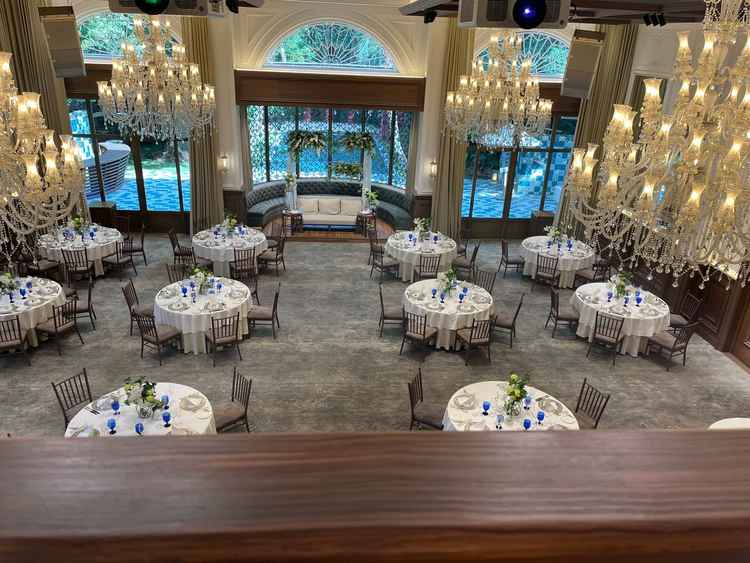 プールガーデンのある披露宴会場。天井高も5mあり広々