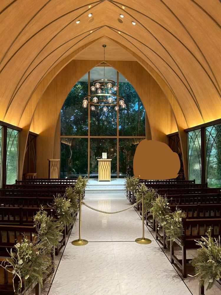 グリーンが映えるナチュラルなチャペル