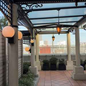 チャペルは雨天時でも安心して帰れる通路がある