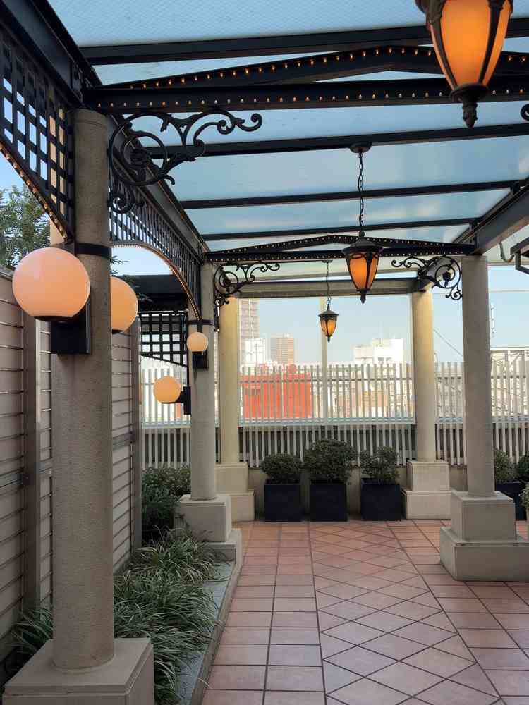 チャペルは雨天時でも安心して帰れる通路がある