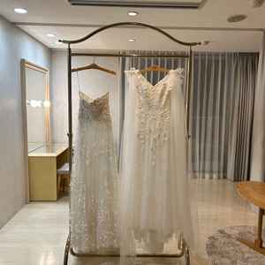 広々した新郎新婦の控室。出て隣が隠し通路になっていてその先に披露宴会場があって楽しさあふれる会場。