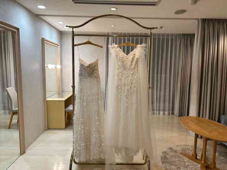 広々した新郎新婦の控室。出て隣が隠し通路になっていてその先に披露宴会場があって楽しさあふれる会場。