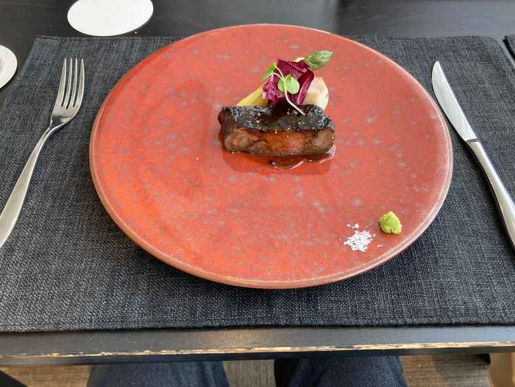 メイン料理のステーキの写真。味付けが美味しかったです。