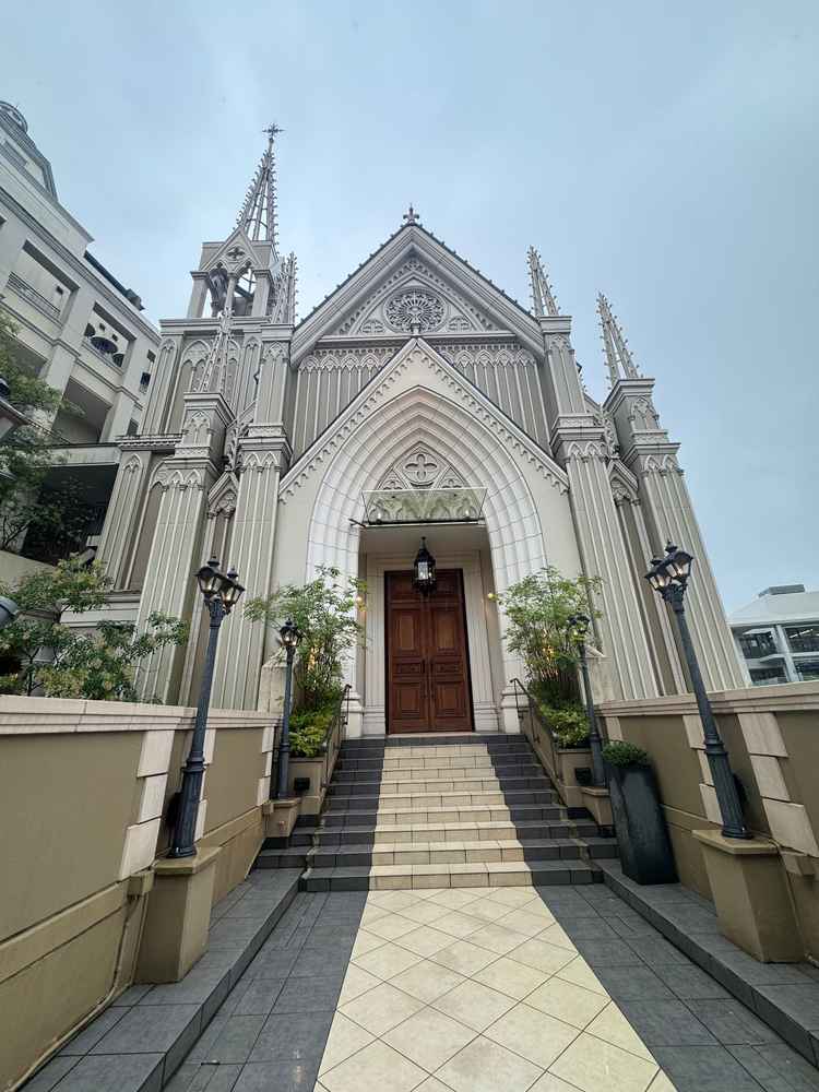 これからチャペルを見学しますと言われた時の、入り口での写真です。