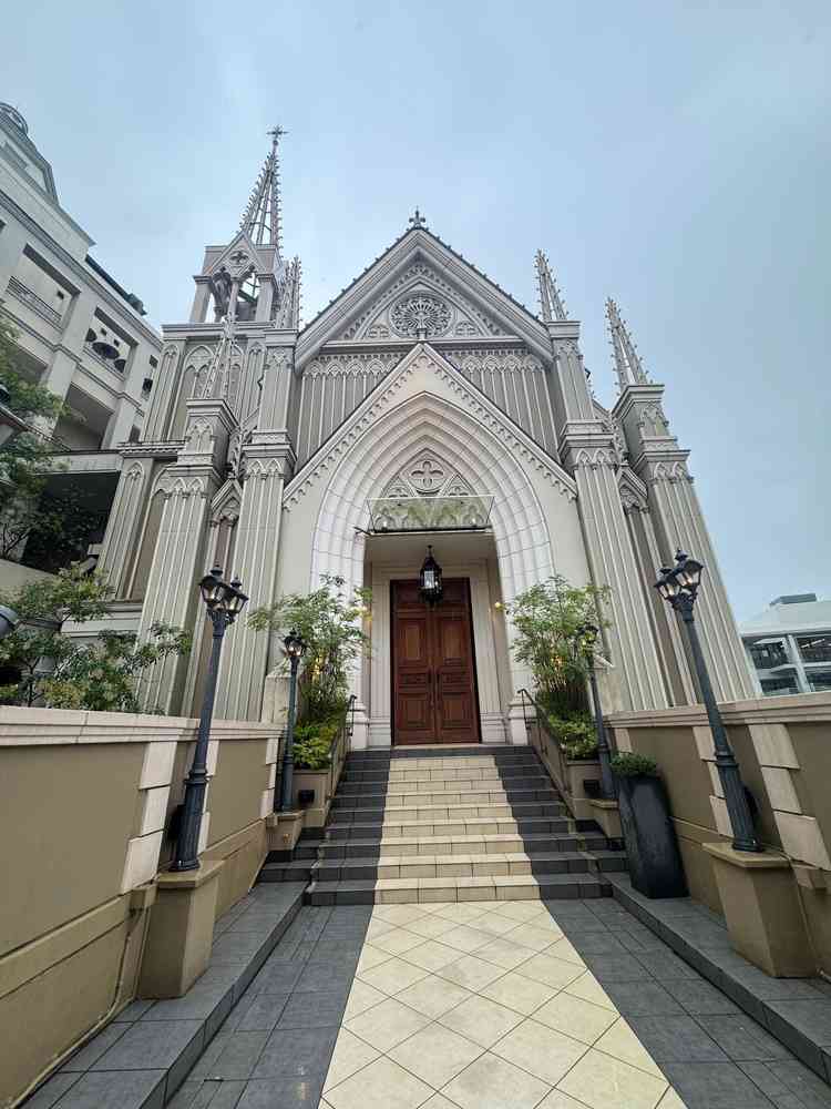 これからチャペルを見学しますと言われた時の、入り口での写真です。