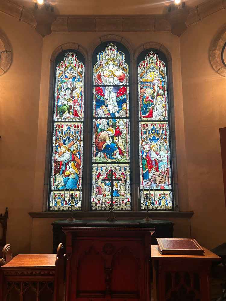 ヨーロッパ風のステンドグラスで一瞬で目を奪われます。