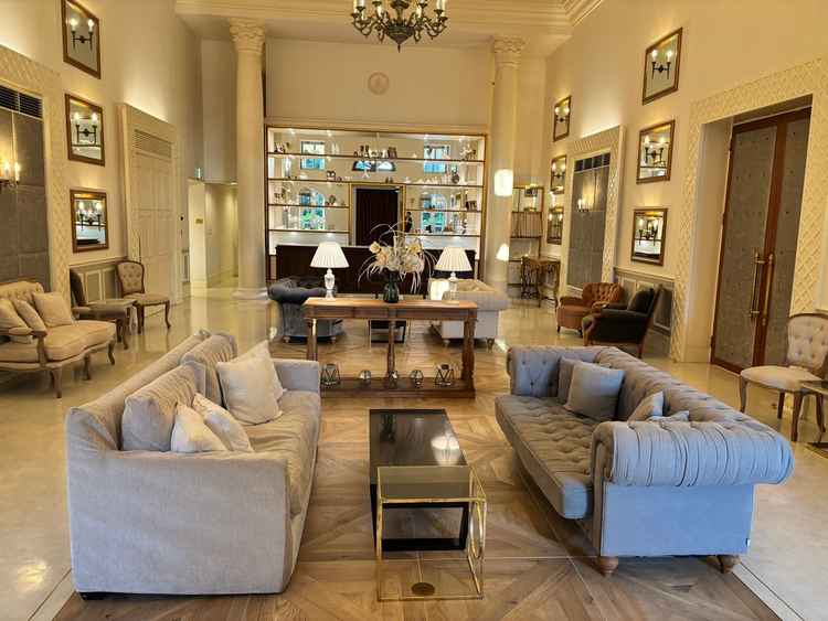 待合室。少人数の場合はこちらで食事も可能とのこと。親族だけの予定なのでそれがよさそう。