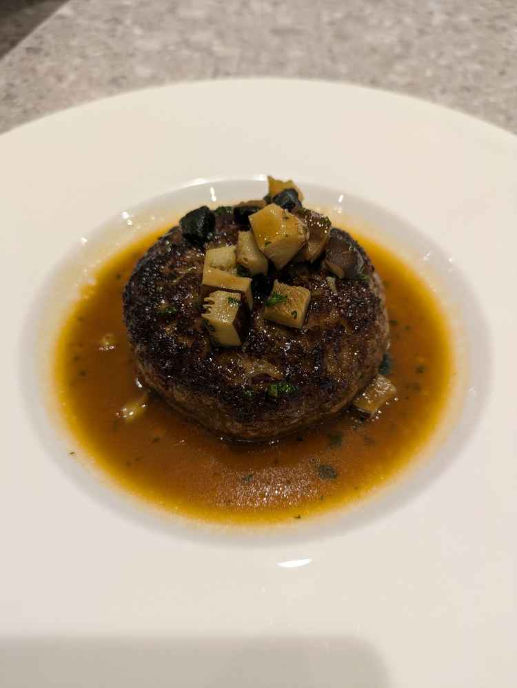 コース料理（5品）メインの肉料理。黒毛和牛のハンバーグ