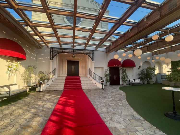 フェザーシャワーをスタッフの皆さんにしてもらえて、体験できます。