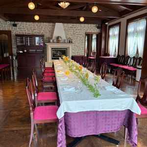 披露宴会場。2階建てのレストランで落ち着いた雰囲気。レストラン周辺は自然が多い。