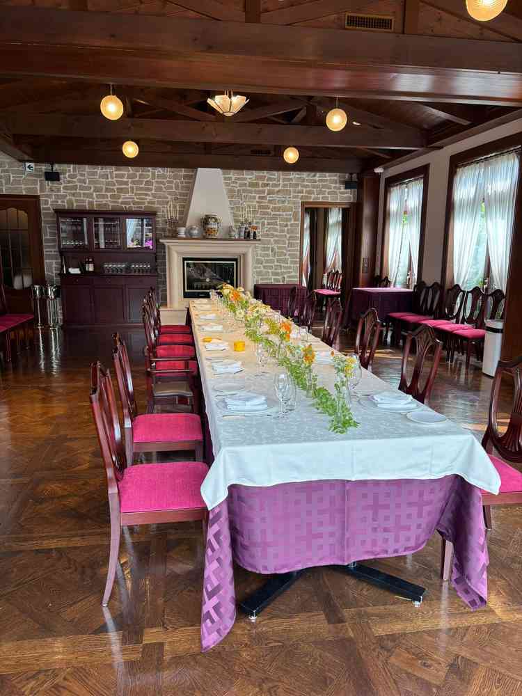 披露宴会場。2階建てのレストランで落ち着いた雰囲気。レストラン周辺は自然が多い。