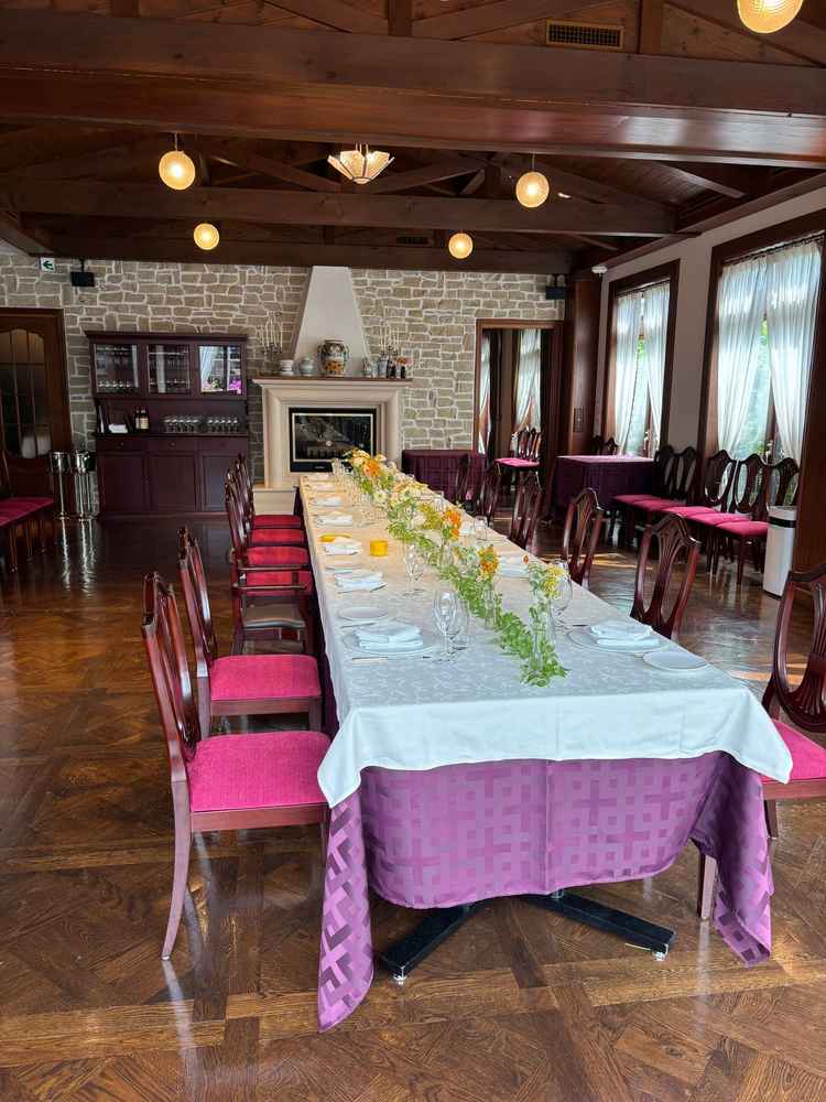 披露宴会場。2階建てのレストランで落ち着いた雰囲気。レストラン周辺は自然が多い。