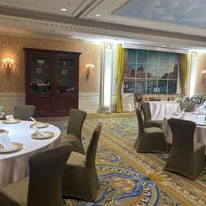 披露宴会場の楓です。絵画やアンティークな家具が置いてあり素敵な空間でした。