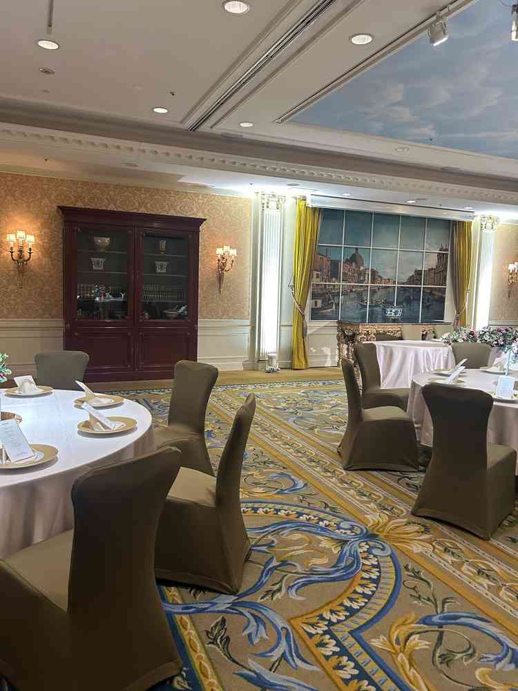 披露宴会場の楓です。絵画やアンティークな家具が置いてあり素敵な空間でした。