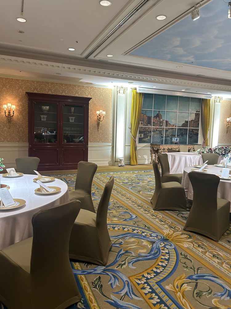 披露宴会場の楓です。絵画やアンティークな家具が置いてあり素敵な空間でした。