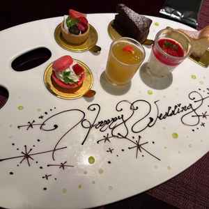 デザートビュッフェで提供されているスイーツを抜粋したプレートを頂きました。