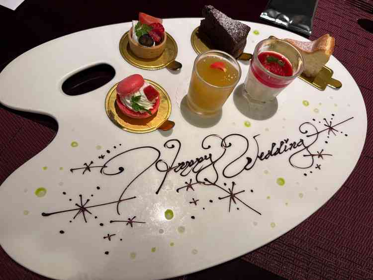 デザートビュッフェで提供されているスイーツを抜粋したプレートを頂きました。