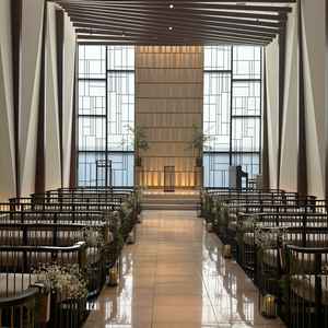 光が当たり開放感のある式場でした。